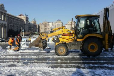Kar bağımsızlık Meydanı Kiev, Ukrayna Kiev toplumsal hizmetler çalışanları temizleyin