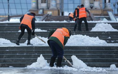 Kar yaklaşık 300 ton dan Februa sokaklarda Kiev kaldırıldı