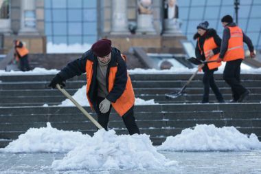 Kar yaklaşık 300 ton dan Februa sokaklarda Kiev kaldırıldı