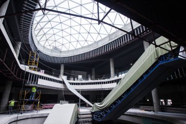 İnşaat alanında yeniden yapılanma Kiev, Ukrayna Merkez evrensel departman mağaza sırasında çatıda