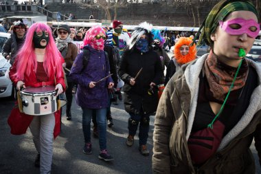 8 Mart 2016: Mart kadın hakları altında sloganı 