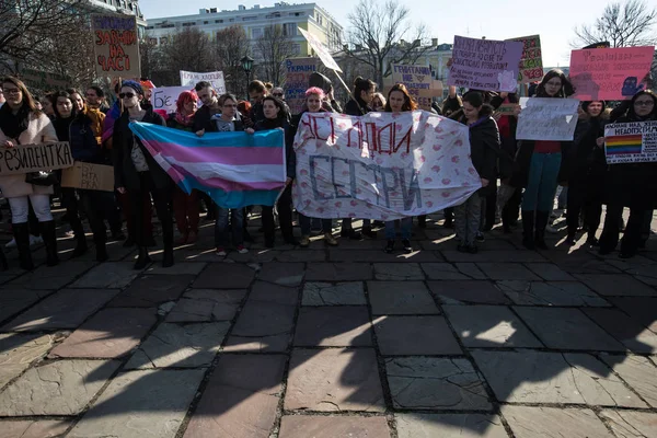 8. března 2016: Pochod za práva žen pod heslem "Květiny na záhony, práva žen" při příležitosti Mezinárodního dne žen dne 8. března v Kyjev, Ukrajina — Stock fotografie