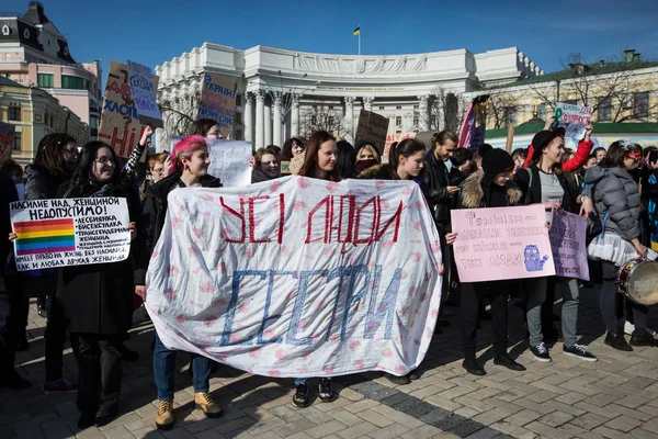 8 березня 2016: Березня до прав жінок під гаслом "Квіти до клумби, прав жінок» з нагоди Міжнародного жіночого дня 8 березня в Києві — стокове фото