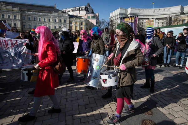 8 de março de 2016: Marcha pelos direitos das mulheres sob o lema "Flores para canteiros de flores, direitos das mulheres" por ocasião do Dia Internacional da Mulher em 8 de março em Kiev, Ucrânia — Fotografia de Stock