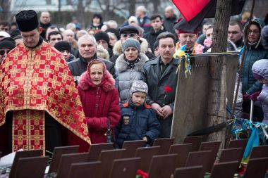 Kiev, Ukrayna - 20 Şubat 2016: İnsanlar bir anma törenine katılmak için sözde 
