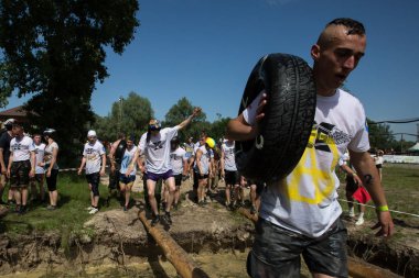 Kiev, Ukrayna - 24 Mayıs 2014: Kiev, Ukrayna doğa sporları Park engebeli arazide yarış gençler katılma.