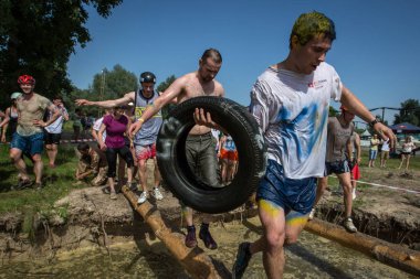 Kiev, Ukrayna - 24 Mayıs 2014: Kiev, Ukrayna doğa sporları Park engebeli arazide yarış gençler katılma.