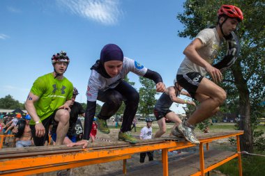 Kiev, Ukrayna - 24 Mayıs 2014: Kiev, Ukrayna doğa sporları Park engebeli arazide yarış gençler katılma.