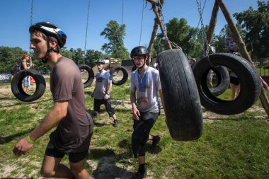 Kiev, Ukrayna - 24 Mayıs 2014: Kiev, Ukrayna doğa sporları Park engebeli arazide yarış gençler katılma.