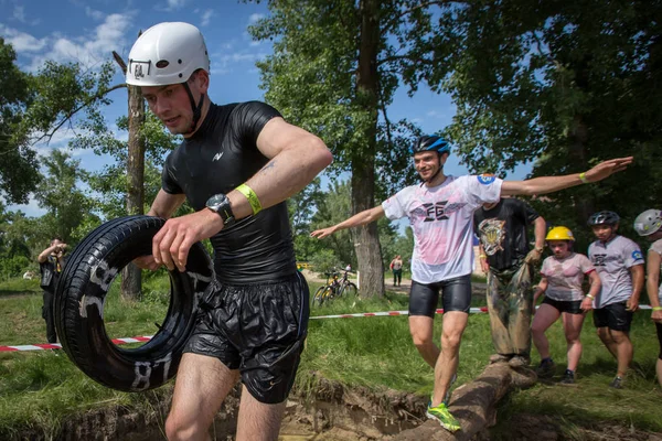 Kiev, Ukrayna - 24 Mayıs 2014: Kiev, Ukrayna doğa sporları Park engebeli arazide yarış gençler katılma.