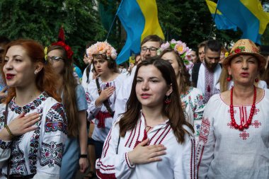 Kiev, Ukrayna işlemeli gömlek gününün Ukrayna Ulusal kostümleri şenlikli bir Mart