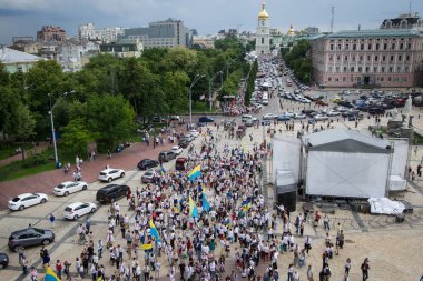 Kiev, Ukrayna işlemeli gömlek gününün Ukrayna Ulusal kostümleri şenlikli bir Mart