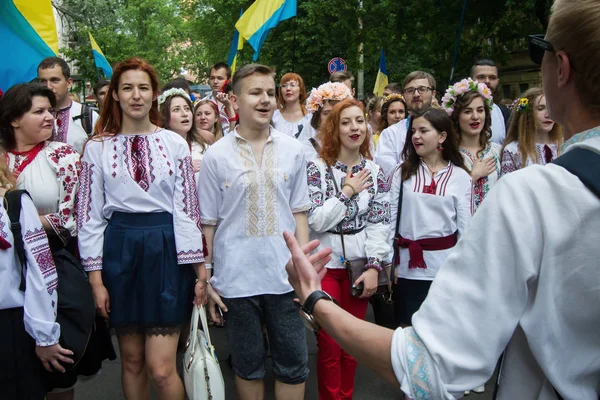 Святковий березня в українських національних костюмів на день вишиванки, Київ — стокове фото