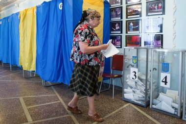Yaşlı bir kadın bir Yoklama İstasyonu Chernihiv, Ukrayna'da yerel seçimler sırasında oy