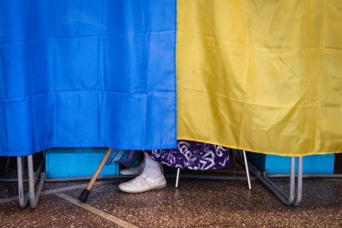 Yaşlı bir kadın bir Yoklama İstasyonu Chernihiv, Ukrayna'da yerel seçimler sırasında oy