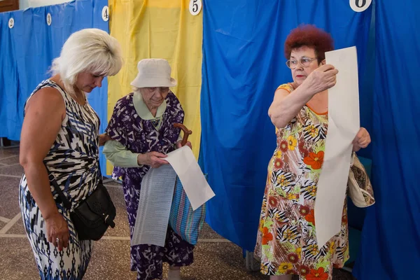 Літні жінки голосування на виборчій дільниці під час місцевих виборів у Чернігові — стокове фото