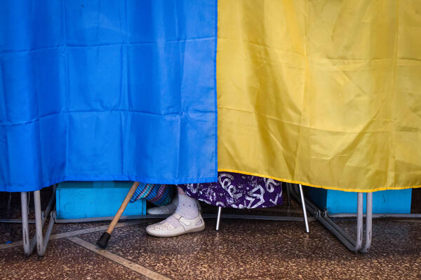 Старуха голосует на избирательном участке во время местных выборов в Чернигове, Украина
