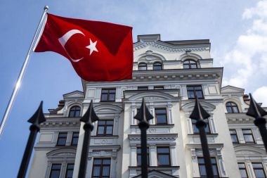 Kiev, Ukrayna - 16 Temmuz 2016: Kiev, Ukrayna Türk Büyükelçiliği önünde Türkiye Cumhuriyeti bayrağı.