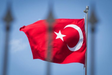 Kiev, Ukrayna - 16 Temmuz 2016: Kiev, Ukrayna Türk Büyükelçiliği önünde Türkiye Cumhuriyeti bayrağı.