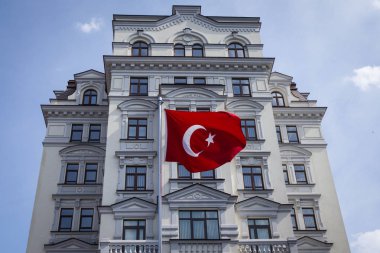 Kiev, Ukrayna - 16 Temmuz 2016: Kiev, Ukrayna Türk Büyükelçiliği önünde Türkiye Cumhuriyeti bayrağı.