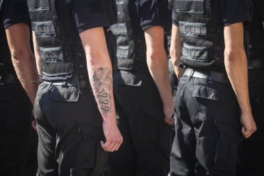 Ukrayna Ulusal Polis Merkezi Kiev, Ukrayna'nın günü festival geçit töreni sırasında polis memurunun kolundaki dövme