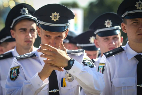 Співробітники поліції взяти участь у святковий парад з нагоди дня національної поліції України в центрі Києва — стокове фото