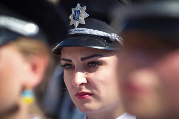Співробітники поліції взяти участь у святковий парад з нагоди дня національної поліції України в центрі Києва — стокове фото