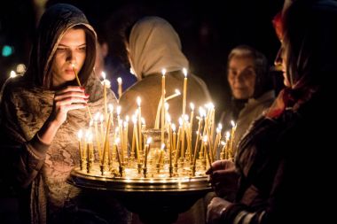 Kiev, Ukrayna Volodymysky katedralde Ortodoks Paskalya hizmetinde arifesinde insanlar Işık mumlar