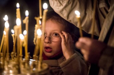 Çocuk Ortodoks Paskalya hizmet Kiev, Ukrayna Volodymysky Katedrali'nde yer alır