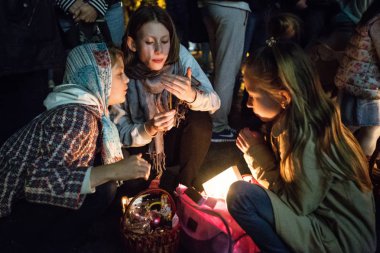 Kiev, Ukrayna Volodymysky katedralde dışında Ortodoks Paskalya hizmet arifesinde mumlar ile çocuk oyun