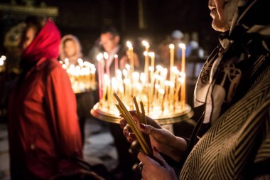 Kiev, Ukrayna Volodymysky katedralde Ortodoks Paskalya hizmetinde arifesinde insanlar Işık mumlar