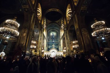 Kiev, Ukrayna Volodymysky katedralde dışında Ortodoks Paskalya hizmet başlangıcından müminler bekleyin