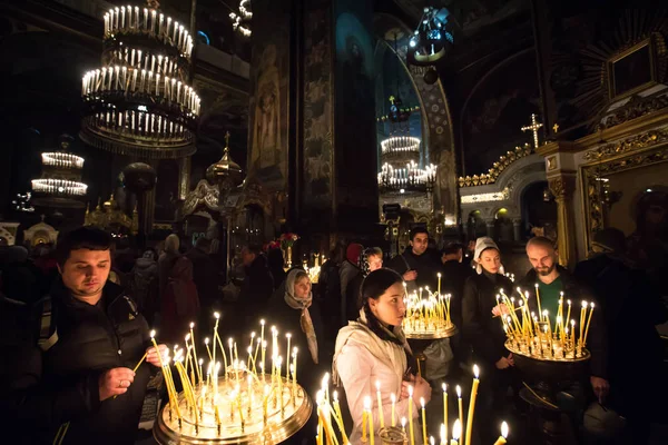 키예프, 우크라이나에서 Volodymysky 성당에서 정통 부활절 서비스 직전에 사람들 가벼운 초 — 스톡 사진