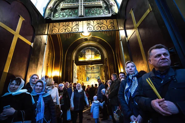 Wierzących czekać na początku Wielkanoc prawosławna usługi poza katedry Volodymysky w Kijowie, Ukraina — Zdjęcie stockowe