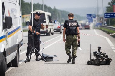 Ukrayna Ulusal Polis patlayıcı teknik servisin robot incelemesi, Kiev region, Ukrayna durma bir toplu taşıma anonim bir raporda sonra yolun incelemek