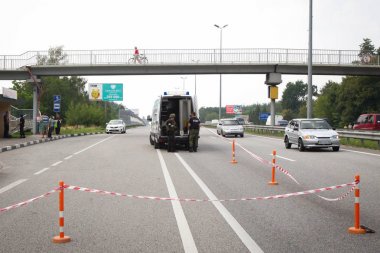 Bomba imha uzmanları Ulusal Polis Ukrayna'nın Kiev region, Ukrayna bir toplu taşıma stop madencilik anonim bir raporda sonra yolun incelemek