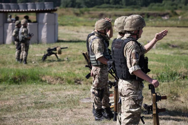 Служба и боевая подготовка спецназа на полигоне Национальной гвардии Украины в Киевской области, Украина — стоковое фото