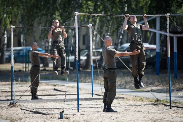 Служба и боевая подготовка спецназа на полигоне Национальной гвардии Украины в Киевской области, Украина — стоковое фото