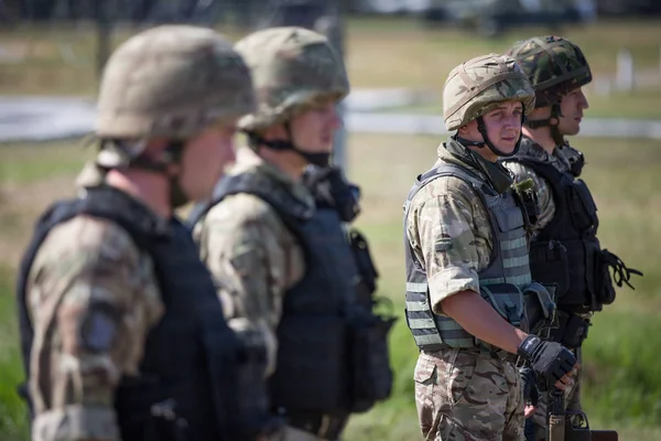 Служба и боевая подготовка спецназа на полигоне Национальной гвардии Украины в Киевской области, Украина — стоковое фото