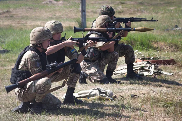 Entrenamiento de servicio y combate de fuerzas especiales en el rango de la Guardia Nacional de Ucrania en la región de Kiev, Ucrania — Foto de Stock