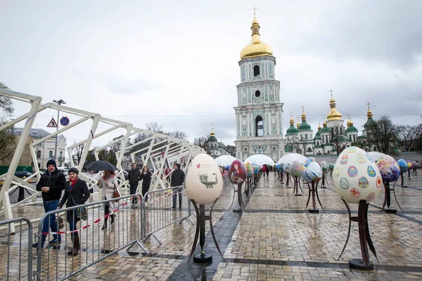 Виставка великодні яйця на посеред Софіївської площі в Києві — стокове фото