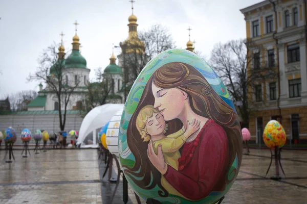 Виставка великодні яйця на посеред Софіївської площі в Києві — стокове фото