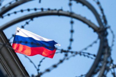 Kiev, Ukrayna, Rusya Federasyonu Büyükelçiliği binasında bayrak.