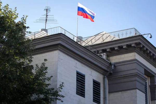 Прапор на будівлі Посольства Російської Федерації в Києві. — стокове фото