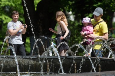 İnsanlar Merkezi Kiev, Ukrayna Mariinsky parkta yürüyor.