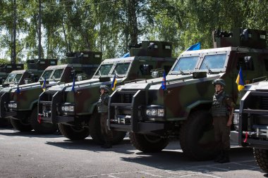 Ukrayna Ulusal Muhafız ve Ukraynalı askerlerin zırhlı personel taşıyıcıları 