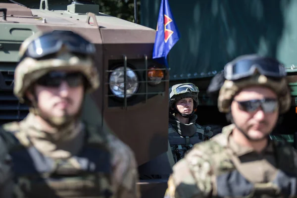 Ukrayna Ulusal Muhafız ve Ukraynalı askerlerin zırhlı personel taşıyıcıları "Kozak" askeri üssünde, Kiev region, Ukrayna — Stok fotoğraf