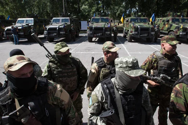 Soldiers of the National Guard of Ukraine and Ukrainian armored personnel carriers "Kozak" at the military base in Kiev region, Ukraine — Stock Photo, Image