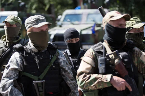 Soldaten van de nationale garde van Oekraïne en de Oekraïense gepantserde personeel vervoerders "Kozak" op de militaire basis in regio in Kiev, Oekraïne — Stockfoto