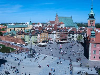 Warsaw, Polonya - 22 Nisan 2018: Castle Square, Varşova, Polonya, görünüm.
